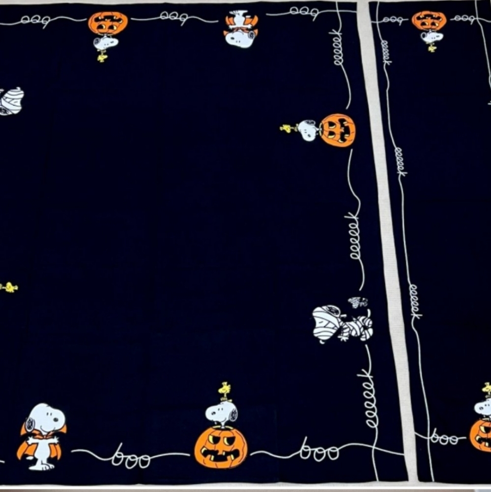 NWT Halloween Snoopy Peanuts Dining Set Tablecloth With 4 Linen Napkins - Picture 5 of 8